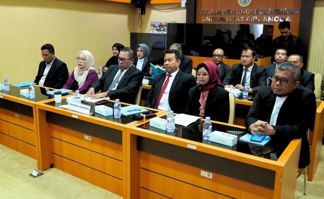 Foto: Para rekan dan sejawat serta&nbsp;Direktur Utama PT BPR Syariah Lantabur Tebuireng Agus Mulyana hadir memberikan support dalam pengujian disertasi S3 Direktur Utama BPR Syariah Sampang, Syaifullah Asyik.